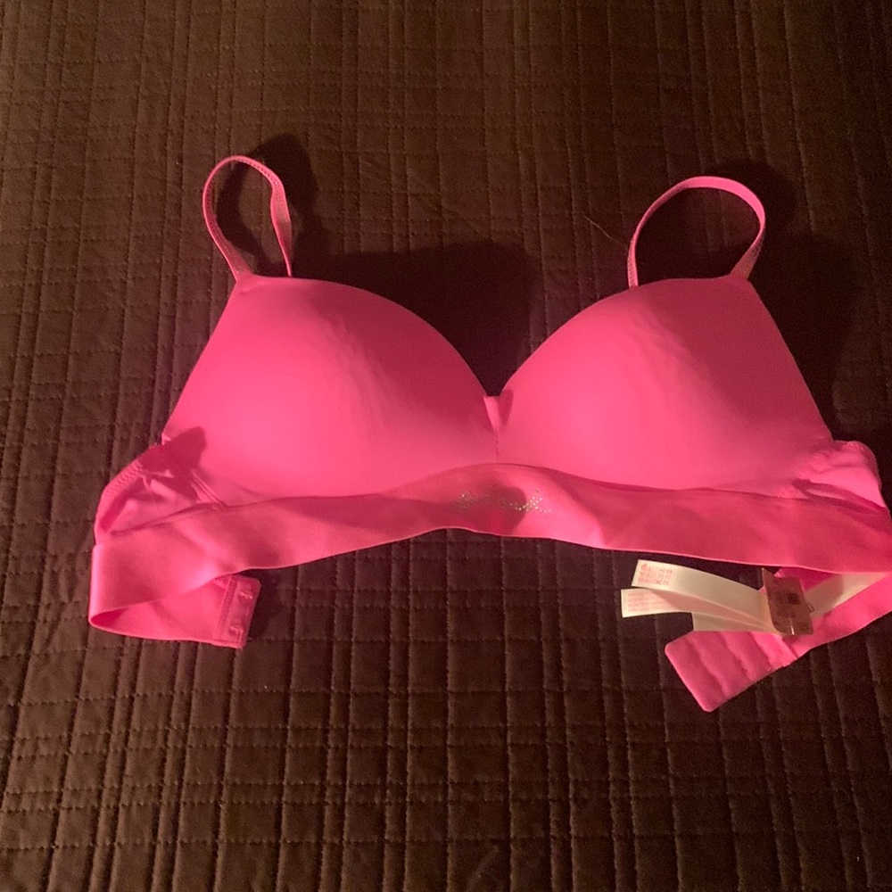 Selling a Victoria’s Secret pink bar nwt any questions ask 😊💕